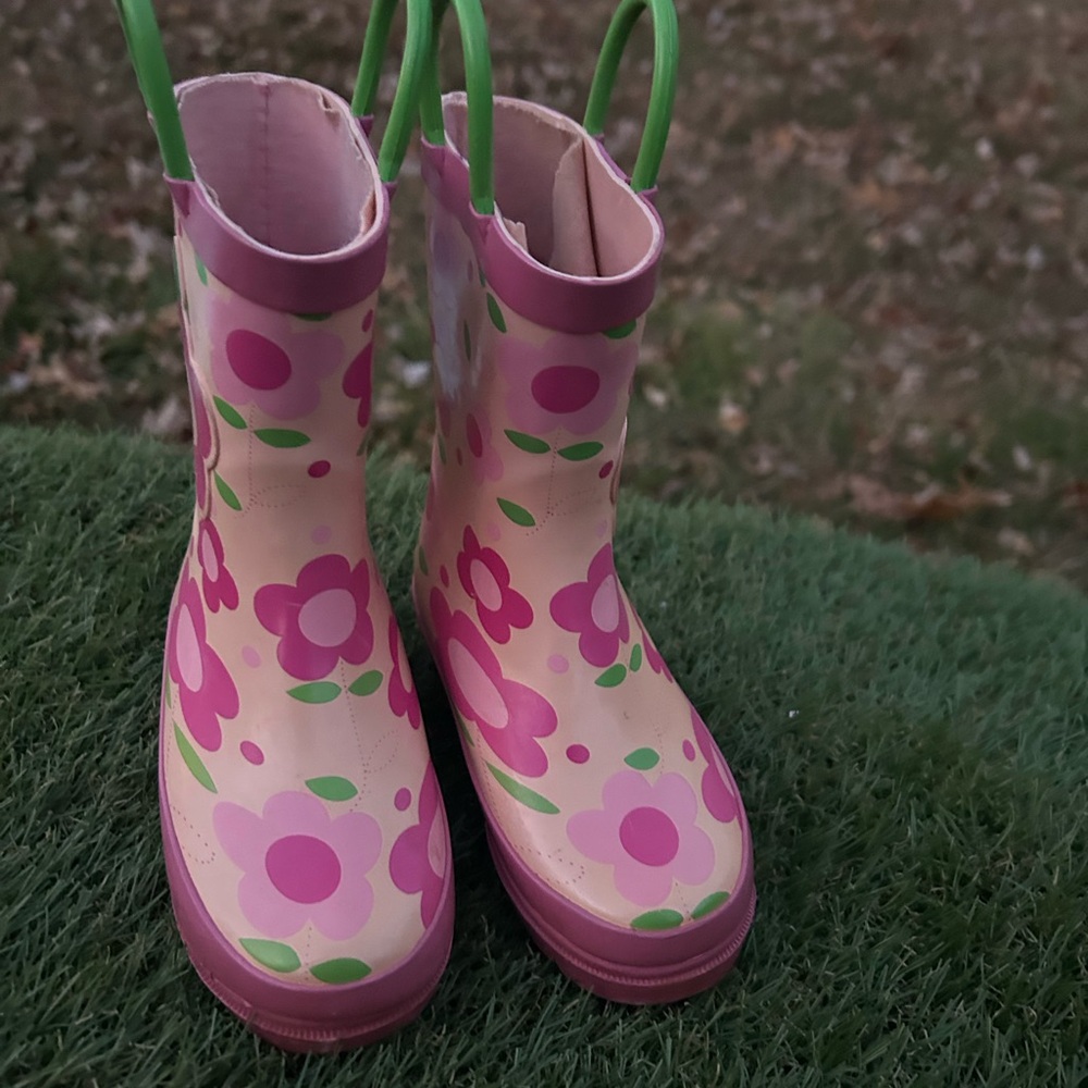 Rain boots Girls , size 7, fabric one side coming apart. But overall a good boot